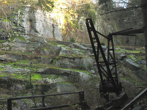 Bagger am ehemaligen Steinbruch - jetzt Baggerseeufer