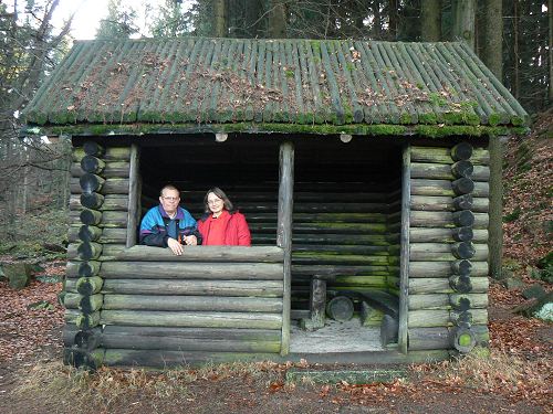 Schutzhütte im Wald