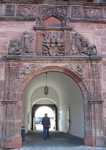 Tor vom schöänen Hof zum Rondell davor Tor vom schöänen Hof zum Rondell davor