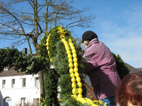 Osterbrunnenschmücken