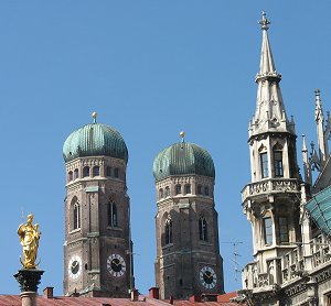 Marienstatue und Türme Münchens