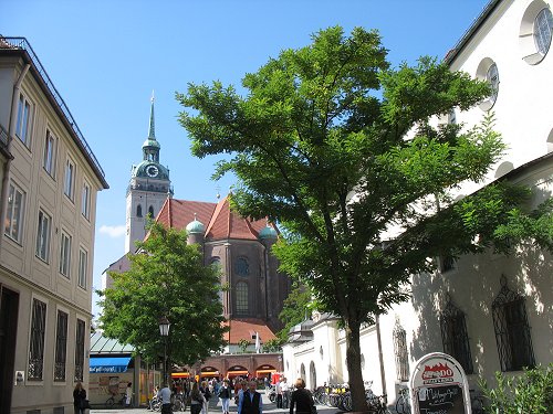 St. Peter vom Viktualienmarkt aus gesehen