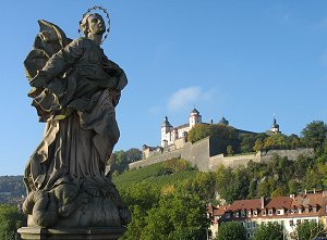 Würzburg: Festung Marienberg und Figur der alten Mainbrücke