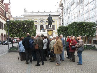 Johann Wolfgang von Goethe vor der alten Börse neben dem alten Rathaus