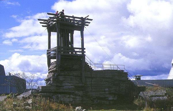 Die Felsformation Backöfele mit dem Aussichtsturm