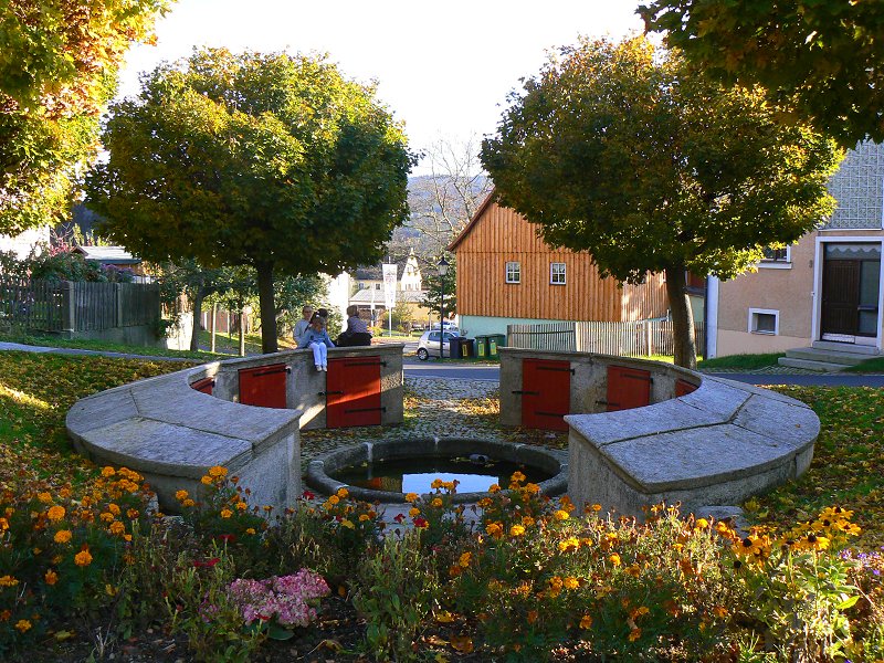 Schönbrunn - Dorfbrunnen mit Milchkühlanlage