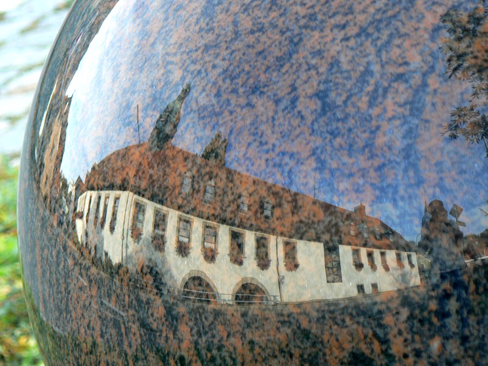 Das Rathaus spiegelt sich im Steinkugelbrunnen
