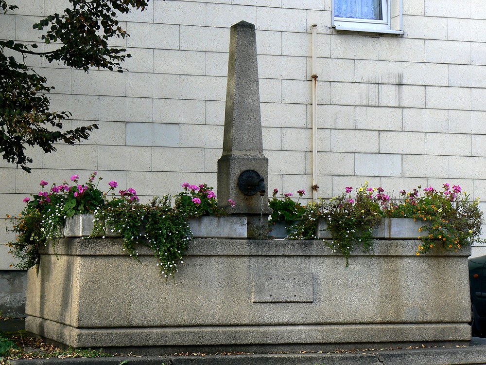 Brunnentrog und Brunnensäule aus Granit