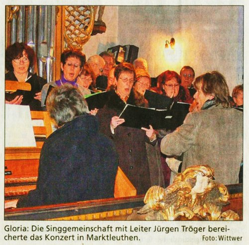 Singen für Brot für die Welt mit Chorleiter Jürgen Tröger und Heidi Sprügel an der Orgel