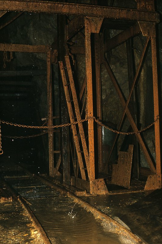 Aufzugsanlage über einem mit Wasser vollgelaufenen Bergwerksschacht