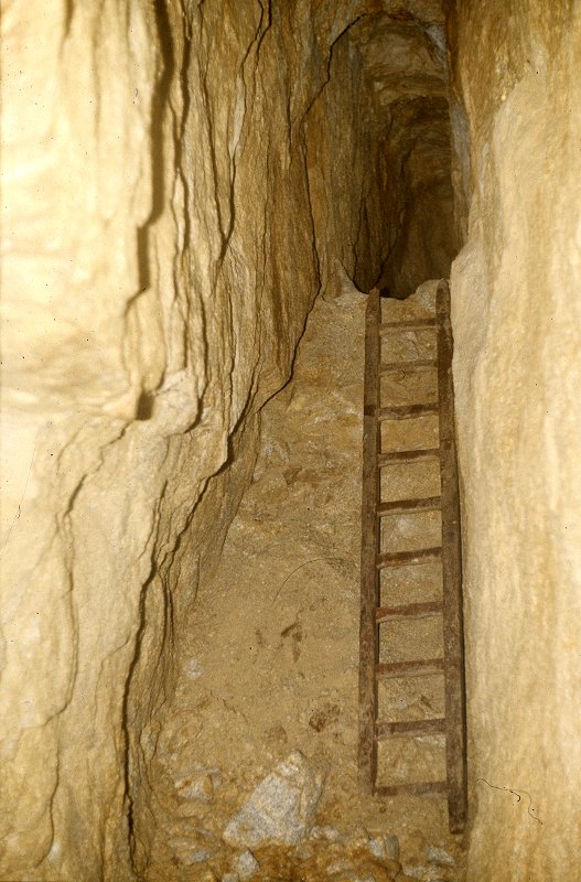 Seitenstollen (Querschlag) in Pegmatitgänge, Quarzgänge, Erzlagerstätten