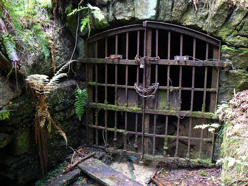 Stolleneingang des Uranbergwerks am Rudolfstein bei Weißenstadt