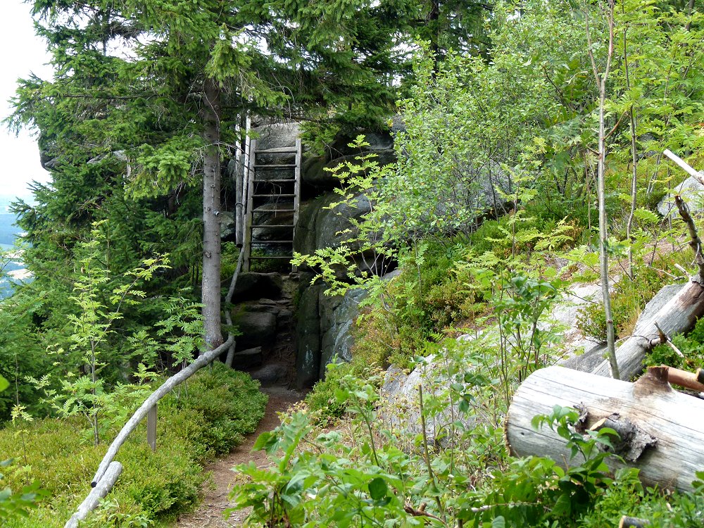 Aufgang zum Arnsteinfelsen am Hang des Waldsteins