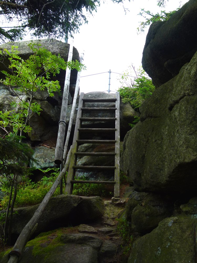 Aufgang zum Arnsteinfelsen am Hang des Waldsteins