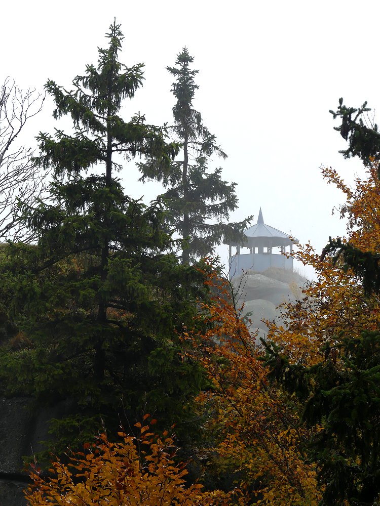 Aussichtskanzel im Nebel