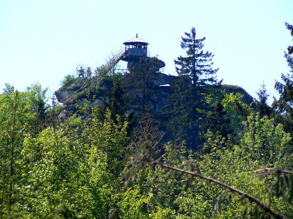 Aussichtskanzel auf den Felsformationen des Waldsteins im Fichtelgebirge