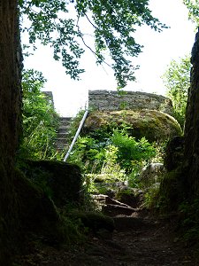 Reste des Bergfrieds der Burgruine auf dem Waldstein