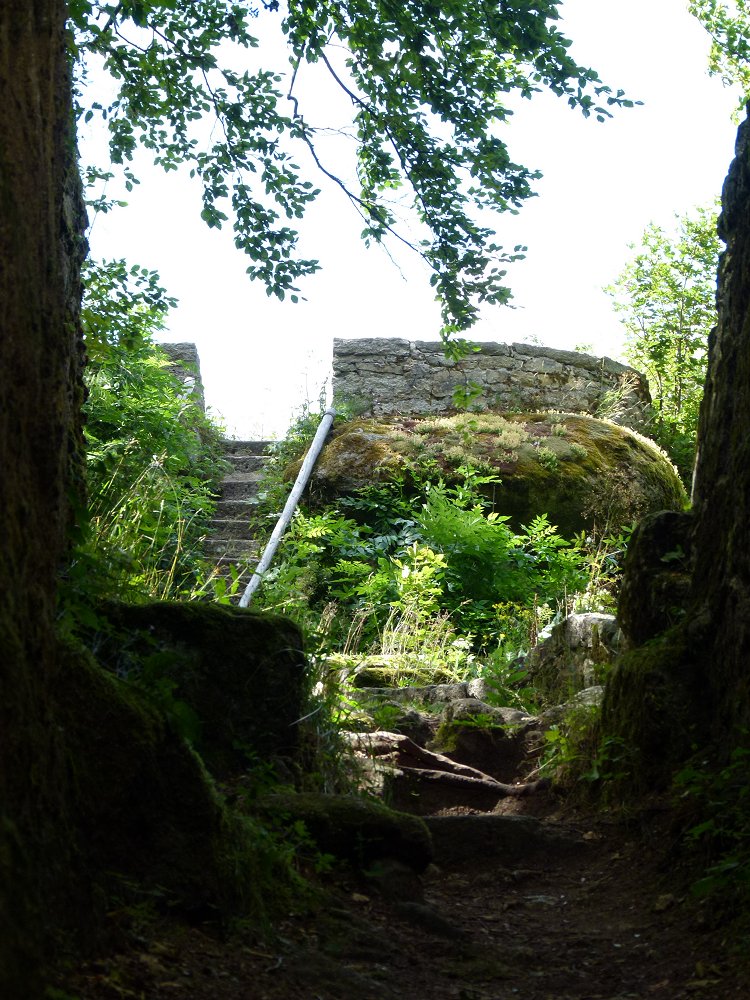 Reste des ehemaligen Bergfriedes