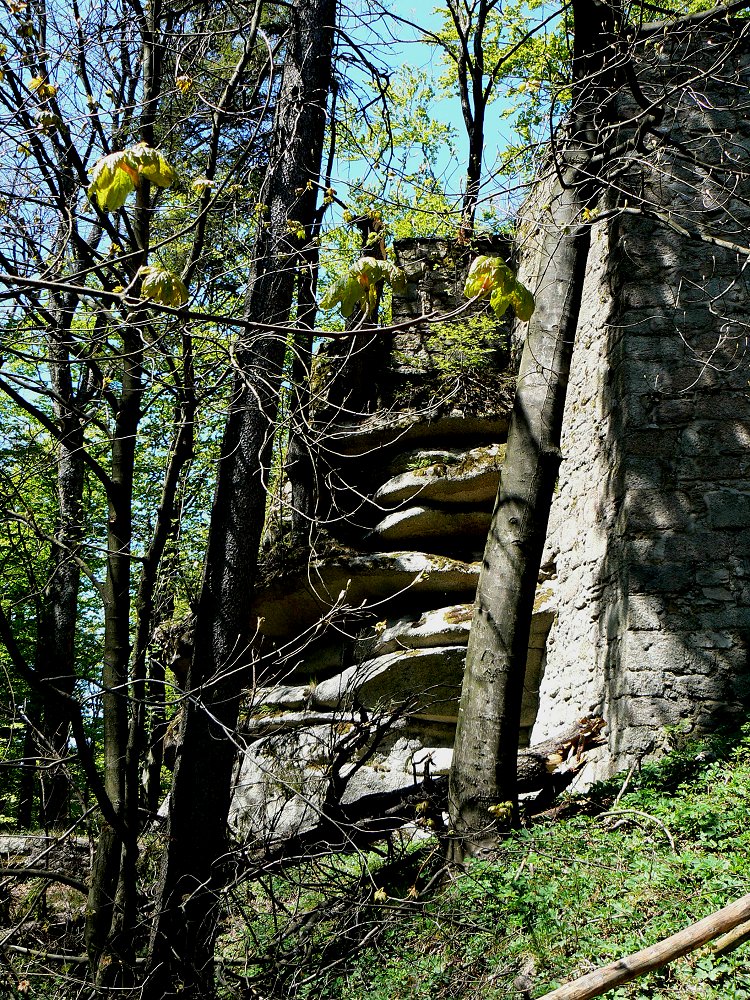 Die Burgruine steht auf natürlichen Felsformationen
