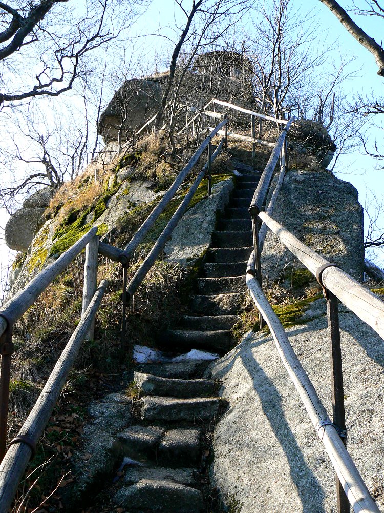 Treppen im Felsgestein zum Waldsteingipfel