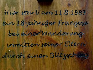 Gedenkkreuz für das Opfer eines Blitzschlags