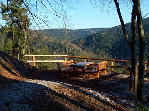 Rastplatz mit Sitzgruppe auf der Königsheide bei Sophienthal