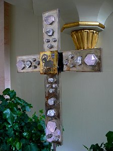 Altarkreuz mit Bergkristallen