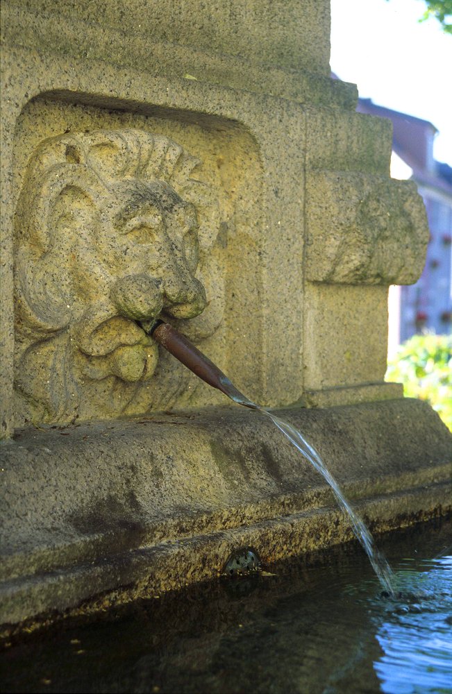 Der Brunnen vor der Friedhofskirche in Weißenstadt