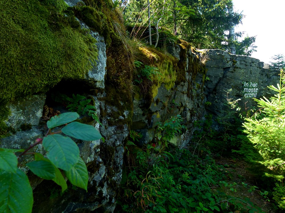 Gipfelfelsen aus Eklogit mit Inschrift