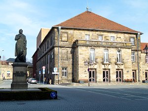 Bayreuth: Jean Paul Denkmal und Stadthalle