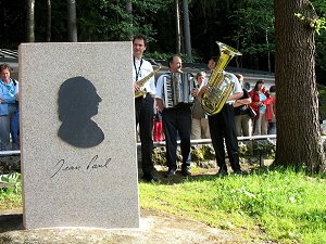 Jean-Paul-Gedenkstein vor Festspielbühne auf der Luisenburg